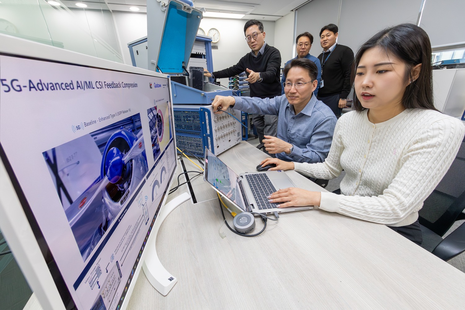 KT, AI 기반 무선 송수신 기술 시연 성공…다운링크 속도 50% 향상