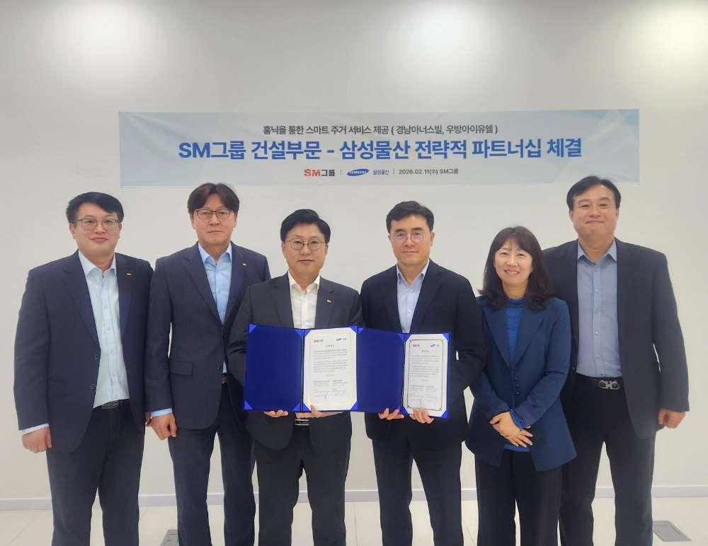 SM그룹 임동복 건설부문장(사장, 왼쪽 세 번째)과 삼성물산 건설부문 이주용 DxP사업부장(부사장, 오른쪽 세 번째)이 지난 11일 서울 서대문구 SM그룹 신촌사옥에서 홈플랫폼 ‘홈닉(Homeniq)을 통한 스마트 주거 서비스 기술교류 협력을 위한 양해각서를 체결한 뒤 양 사 주요 참석자들과 기념촬영을 하고 있다.(사진=SM그룹)