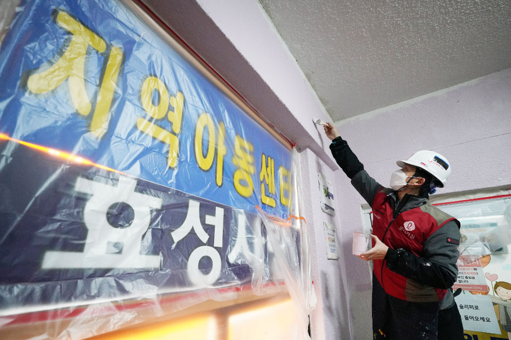 롯데건설 샤롯데 봉사단이 12일 지역아동센터 시설 및 환경을 개선해주는 ‘꿈과 희망의 러브하우스’ 봉사활동에 참여하고 있다.(사진=롯데건설)