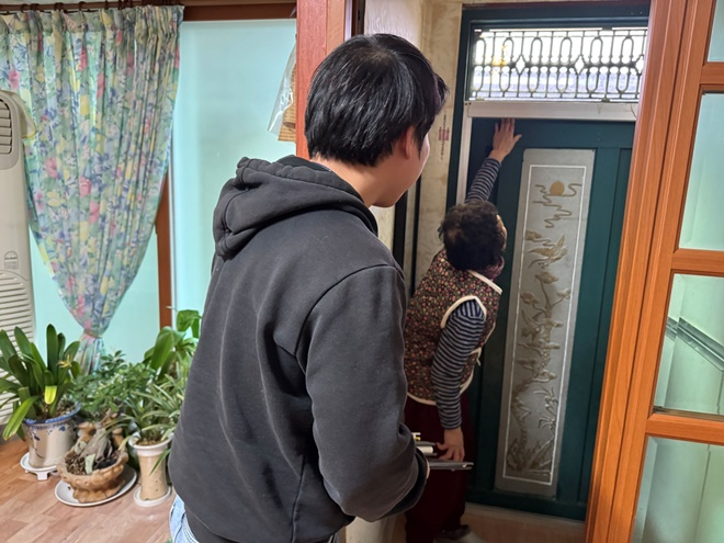 경남 양신사 원동면 당곡마을을 찾아 어르신들을 상대로 사회봉사 제도 홍보 및 국민공모제 현장 실사 모습.(제공=울산보호관찰소)