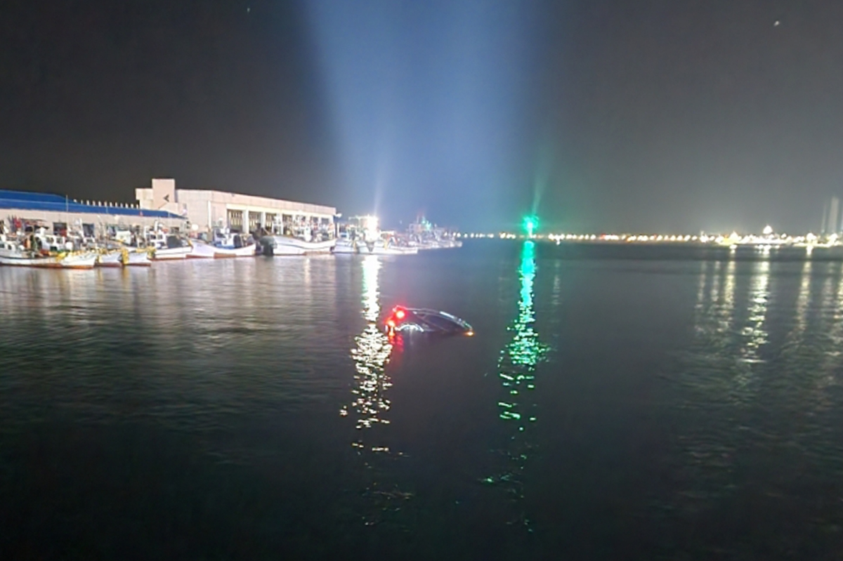바다에 추락한 승용차(사진=연합뉴스)