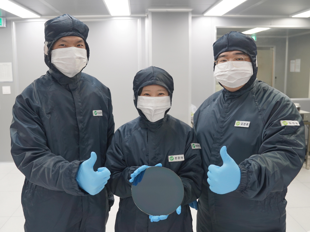 아이브이웍스 엔지니어가 질화갈륨 에피웨이퍼를 들고 사진을 찍고 있다. 사진=아이브이웍스