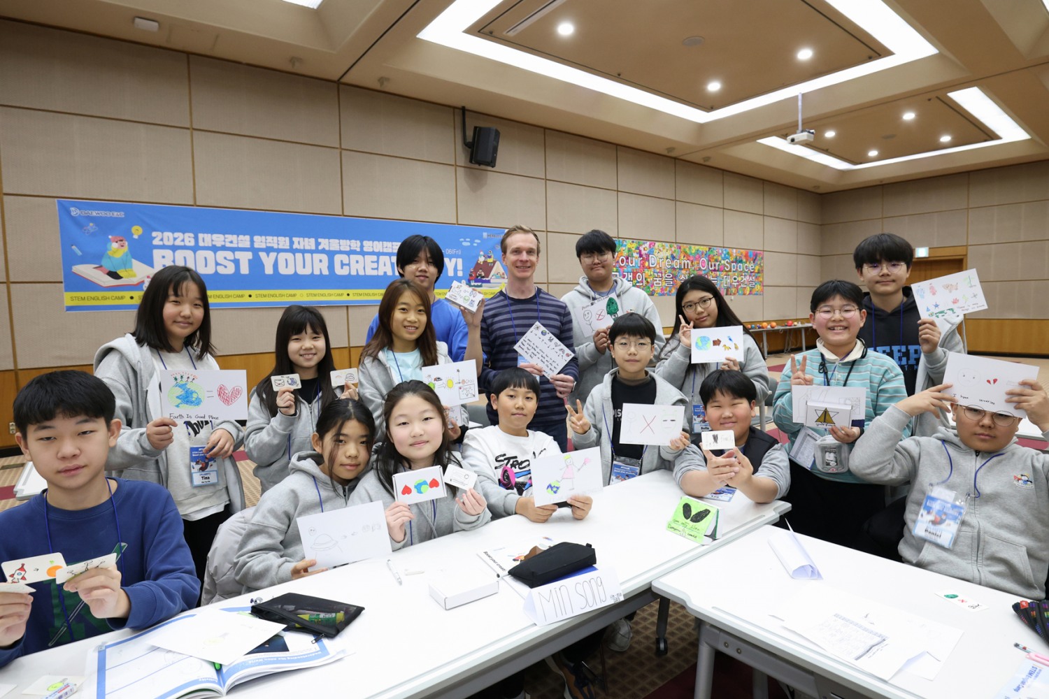 영어캠프에 참여한 대우건설 임직원 자녀들이 기념 사진을 촬영하고 있다.(사진=대우건설)