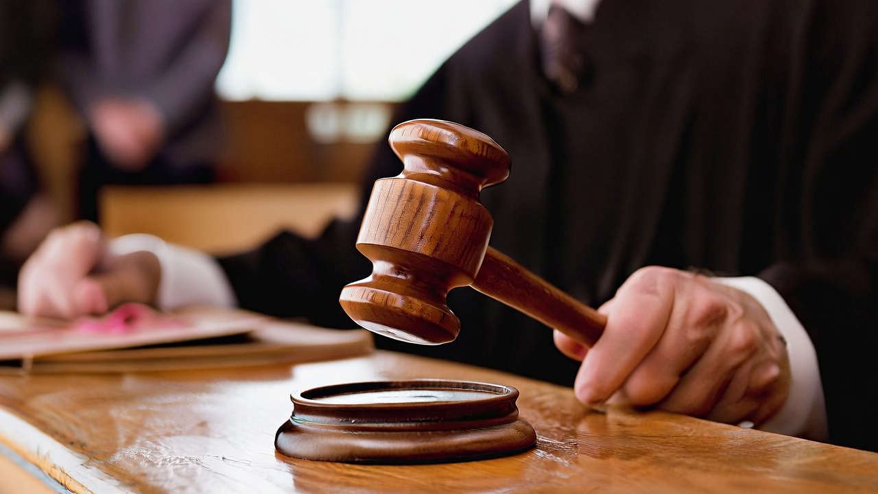 고영완 원광대학교 교수(2025) 연구에 따르면 경찰관서 유치장 임시유치 기간이 최대 4개월까지 가능해 구속보다 긴 신체 구속 효과가 발생하는 것으로 나타났다. 연구진은 단기 수용 전제의 경찰 유치장에서 장기 수용 시 인권침해 우려가 크다며 유치기간 단축·법률 간 기준 통일·유치 전 심문 제도 도입이 시급하다고 강조했다. / 이미지 디자인=로이슈 AI 디자인팀(*본 이미지는 기사 내용의 이해를 돕기 위해 AI로 생성한 것입니다.)