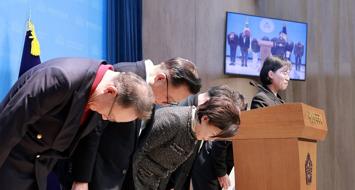 윤석열 1심 선고 뒤 기자회견하며 고개 숙여 사과하는 대안과 미래(사진=연합뉴스)