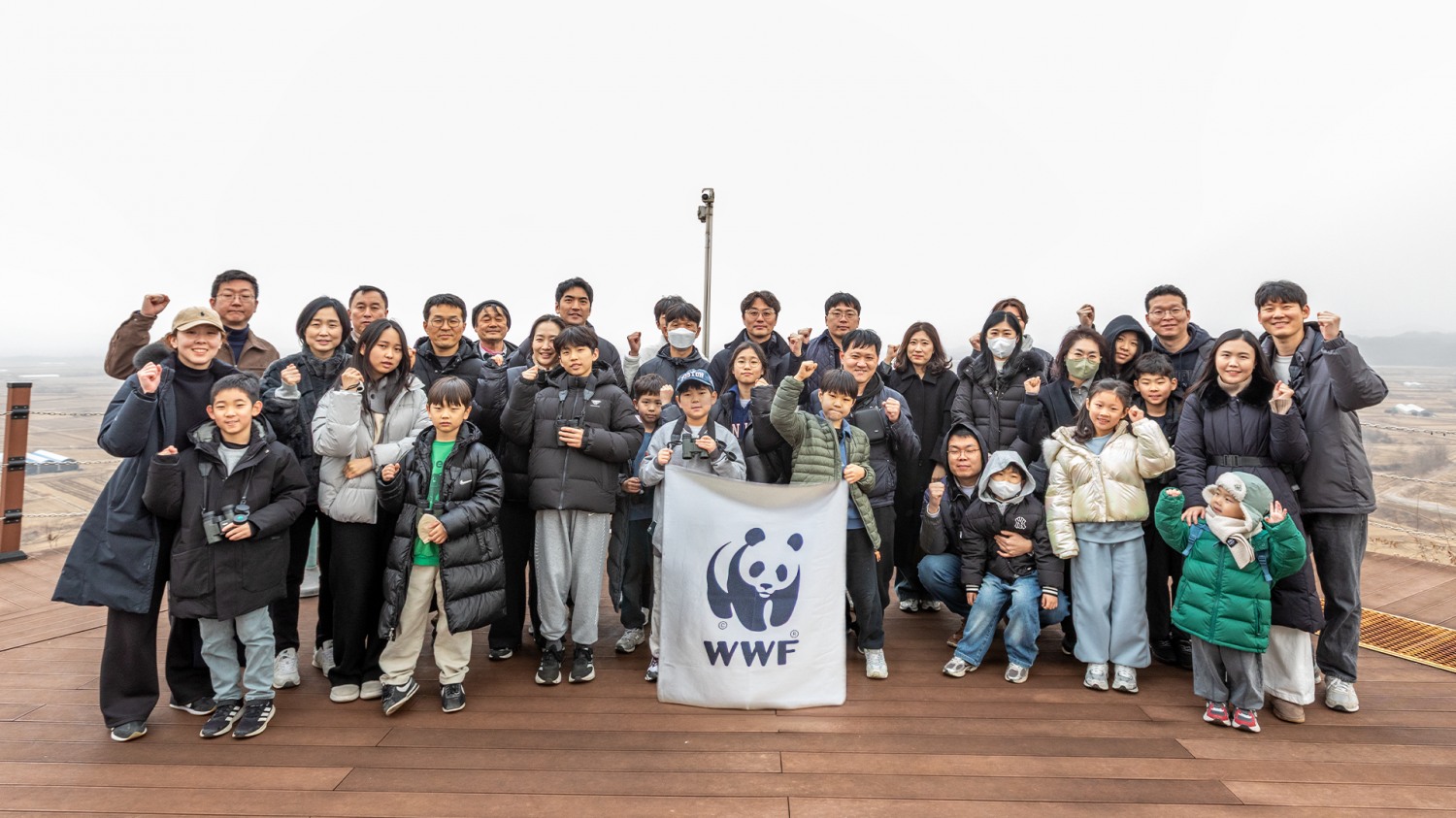 22일 GS건설 직원 및 가족들이 ‘두루미 탐조 가족프로그램’에 참여하고 단체사진을 찍고 있다.(사진=GS건설)