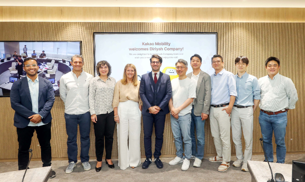 지난해 9월 카카오모빌리티 사옥을 방문한 디리야컴퍼니 관계자들이 류긍선 대표(사진 오른쪽 다섯 번째) 등 카카오모빌리티 관계자들과 함께 기념 촬영을 하고 있다. 사진=카카오모빌리티