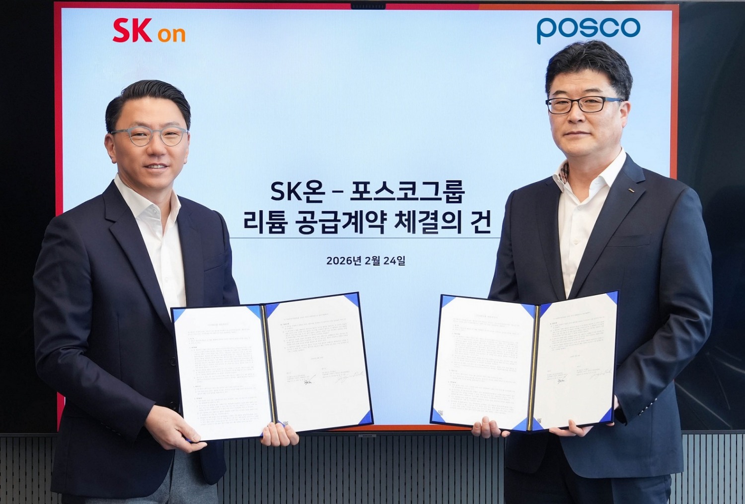 이재영 포스코홀딩스 에너지소재사업실장(우측)과 박종진 SK온 전략구매실장이 24일(화) 오전 서울 종로구 SK온 그린캠퍼스에서 리튬 장기구매 계약 체결 후 기념촬영을 하고 있다.(사진=포스코그룹)