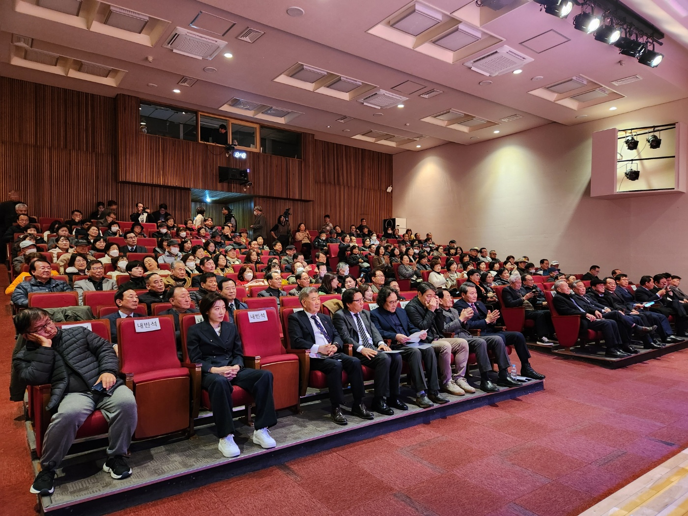 ▲ 인천 서구의 중요 정치인들이 식전 행사를 관람하고 있다.