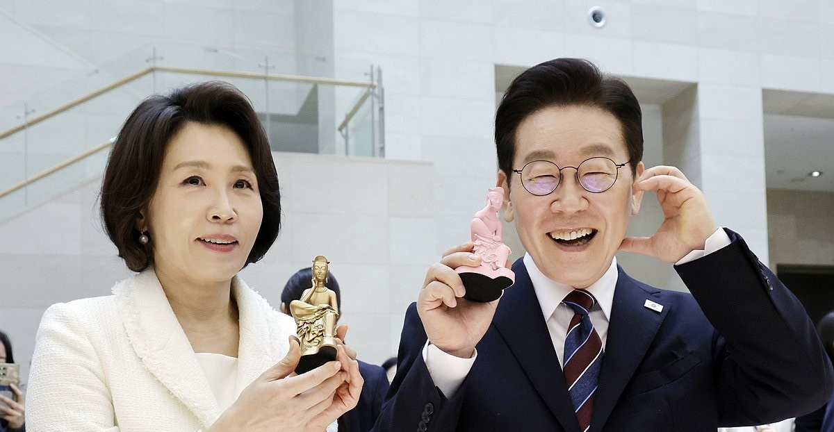 기념품 든 이재명 대통령 부부(사진=연합뉴스)