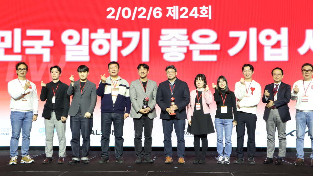 기아 피플앤컬처팀 이준길 팀장(왼쪽에서 다섯번째), 경영지원1실장 박영재 실장(왼쪽에서 여섯번째)이 ‘GPTW 경영 혁신 컨퍼런스’ 수상자들과 기념촬영을 하고 있는 모습.(사진=기아)