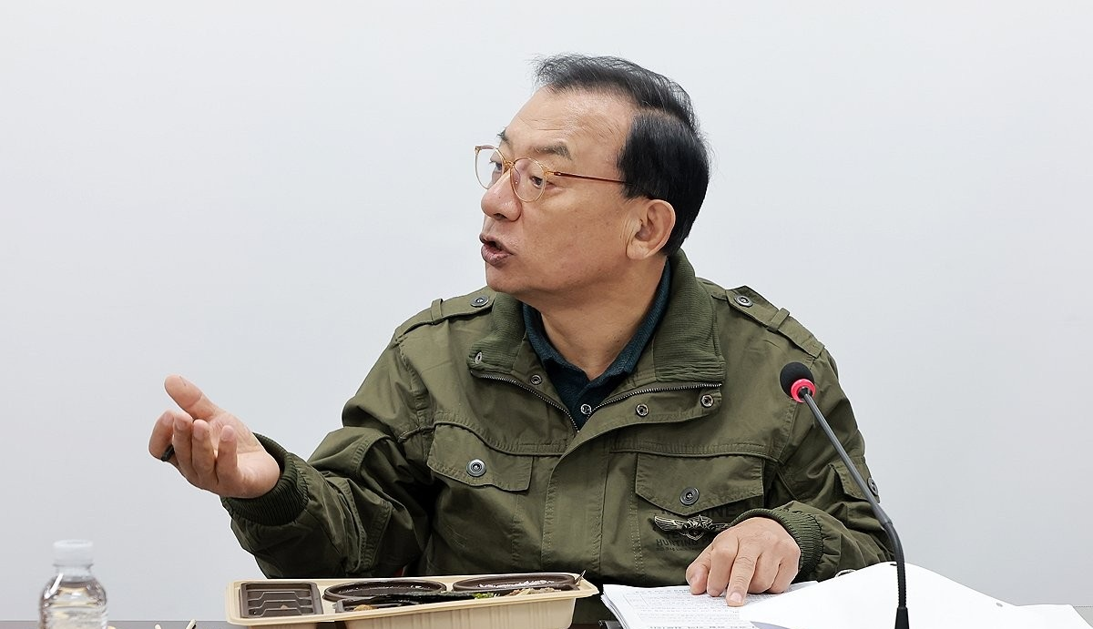 국민의힘 공관위원들과 논의하는 이정현 공관위원장(사진=연합뉴스)