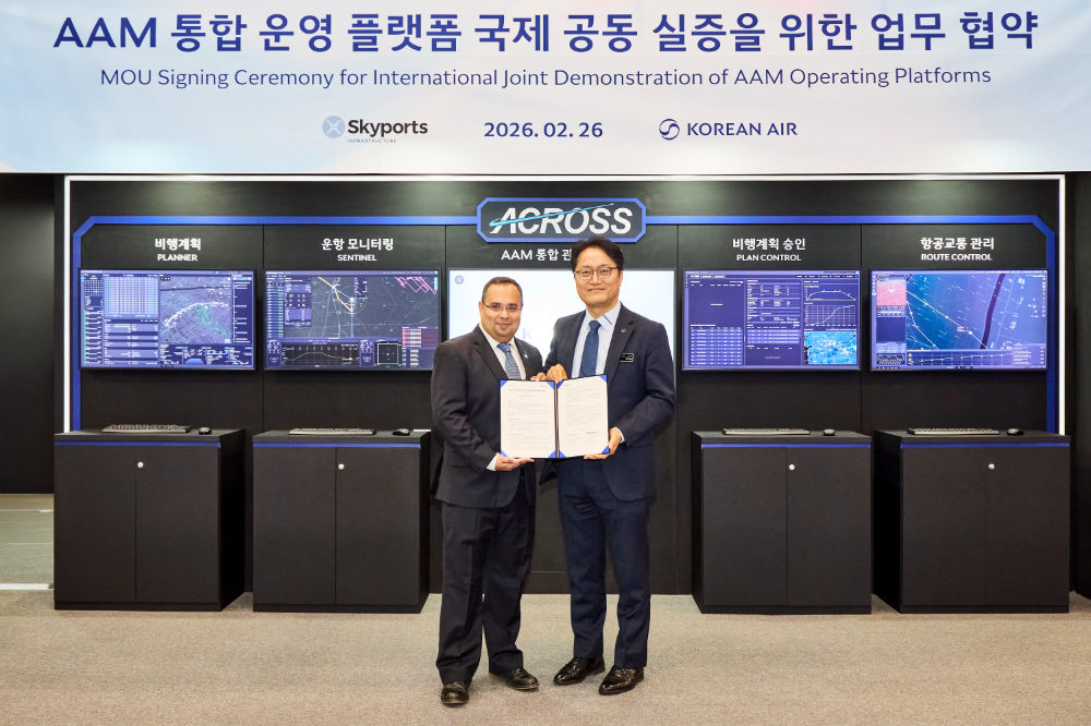업무협약 서명식에 참여한 김경남 대한항공 항공기술연구원장(오른쪽)과 안킷 다스(Ankit Dass) 스카이포츠 최고기술경영자(왼쪽)가 기념사진을 촬영하는 모습.(사진=대한항공)