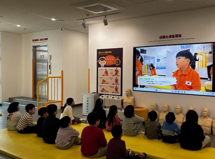 구로구재난안전체험장에서 어린이들이 안전교육 시청각자료를 시청하고 있다.