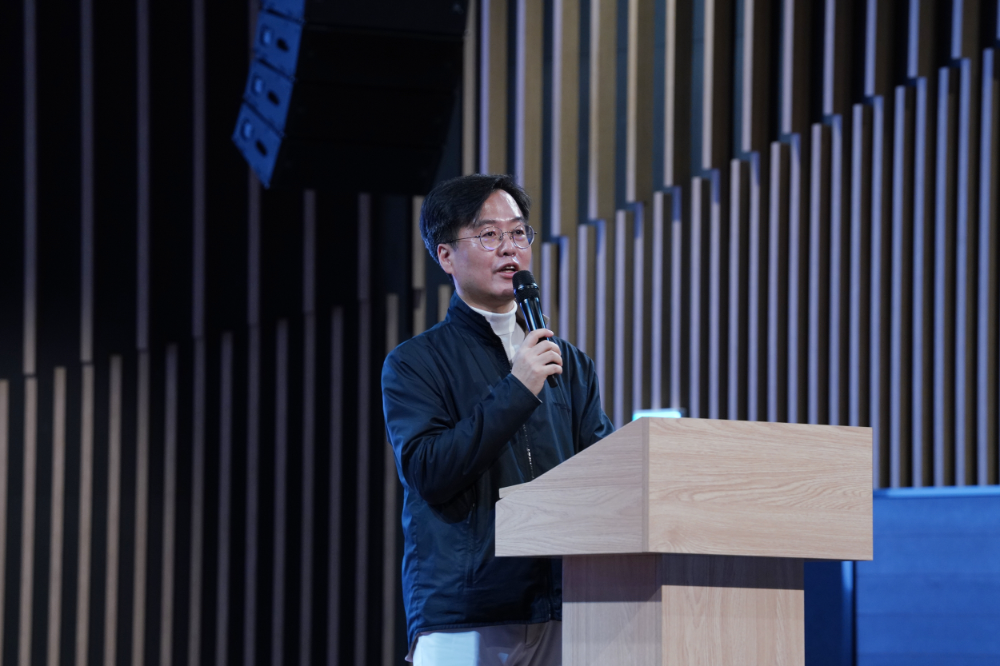 오일근 롯데건설 대표가 27일 오산 롯데인재개발원에서 진행된 전국 현장소장 안전보건교육에 참여해 안전의식 관련 당부의 말을 전하고 있다.(사진=롯데건설)