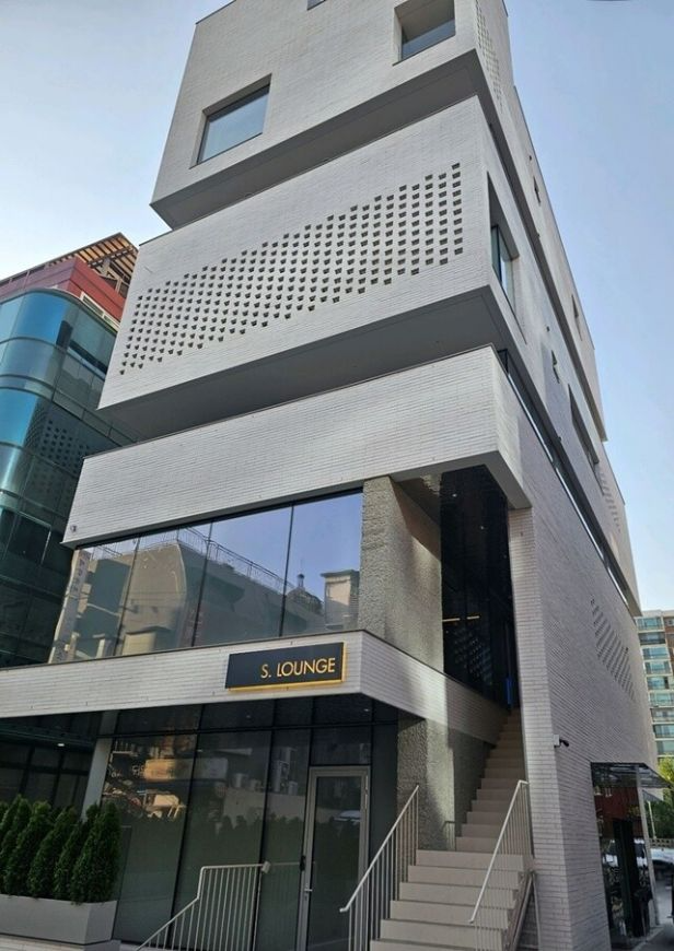 삼성물산 건설부문이 서울 강남구 압구정 현대아파트 인근에 마련한 ‘압구정 S.라운지’ 외관.(사진=삼성물산 건설부문)
