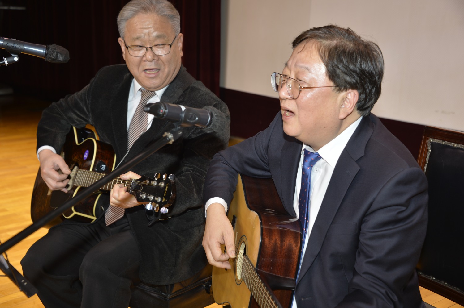 ▲ 친구 한동수 목사와 기타 치며 아침이슬을 합창하는 서원선 검단구청장 출마 선언자