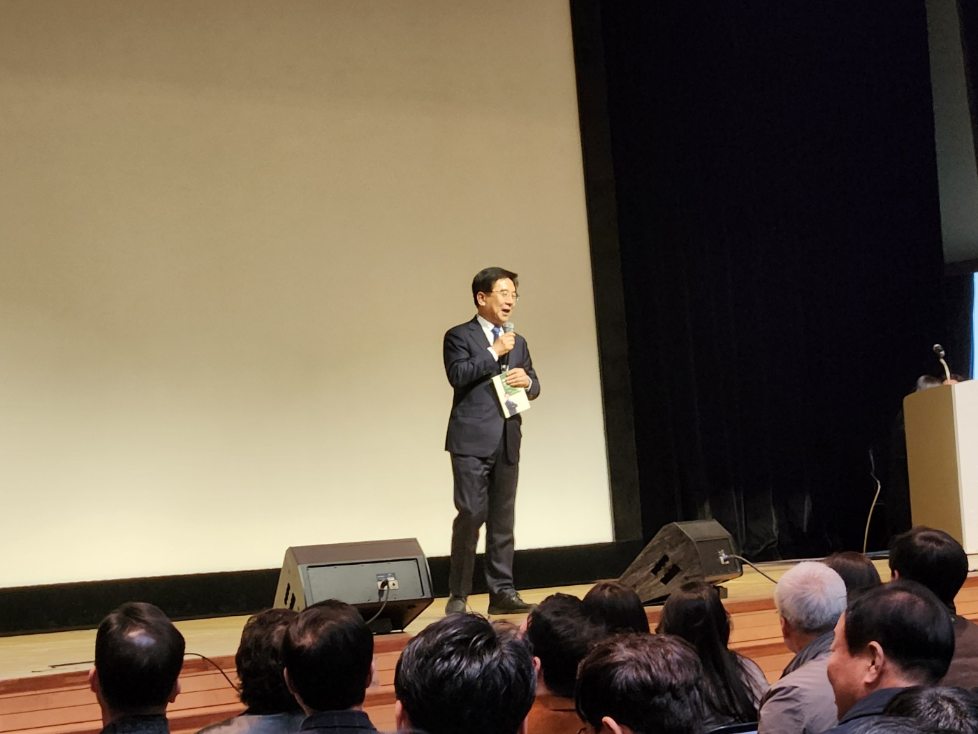 정일영 의원이 축하의 인사말을 전하고 있다.