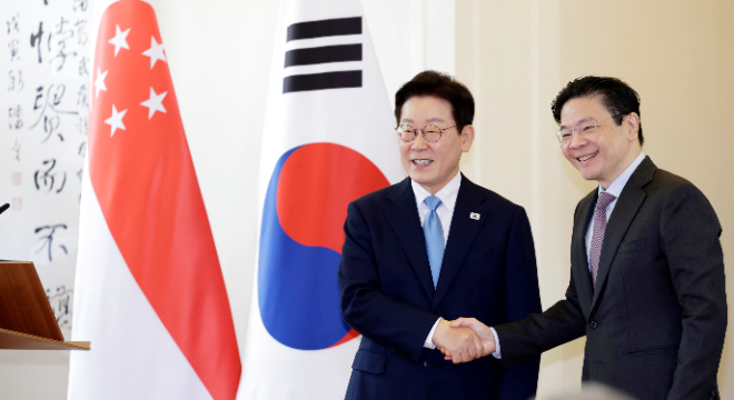 이재명 대통령과 로런스 웡 싱가포르 총리가 2일, 싱가포르 외교부 청사에서 공동언론발표를 마친 뒤 악수하고 있다. (사진=연합뉴스)