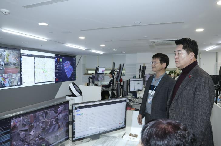 관악구 관제센터에 방문하여 지능형 CCTV 작동 체계를 점검하고 있는 박준희 관악구청장
