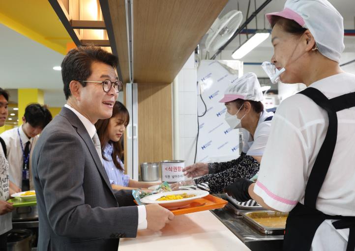 (지난해 6월 ‘천 원의 아침밥’ 체험을 위해 정원오 성동구청장이 한양대학교에 방문한 모습