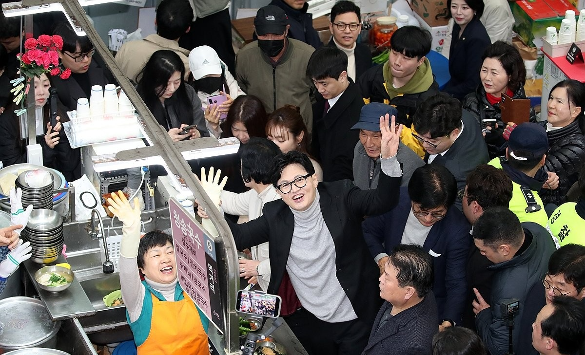 대구 서문시장 찾아 인사하는 한동훈(사진=연합뉴스)