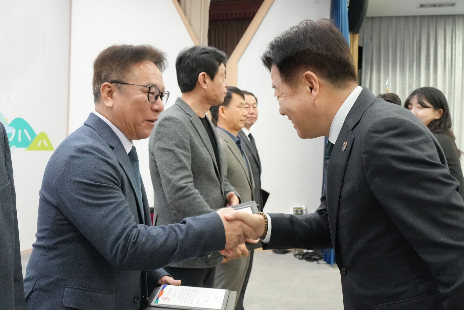 배기철 제주항공 제주본사운영단장(사진 왼쪽)이 3월 3일 납세자의 날을 맞아 제주도청 탐라홀에서 열린 ‘3월 소통과 공감의 날’ 행사에서 오영훈 제주도지사로부터 ‘유공 납세자 표창’을 받고 있다.(사진=제주항공)