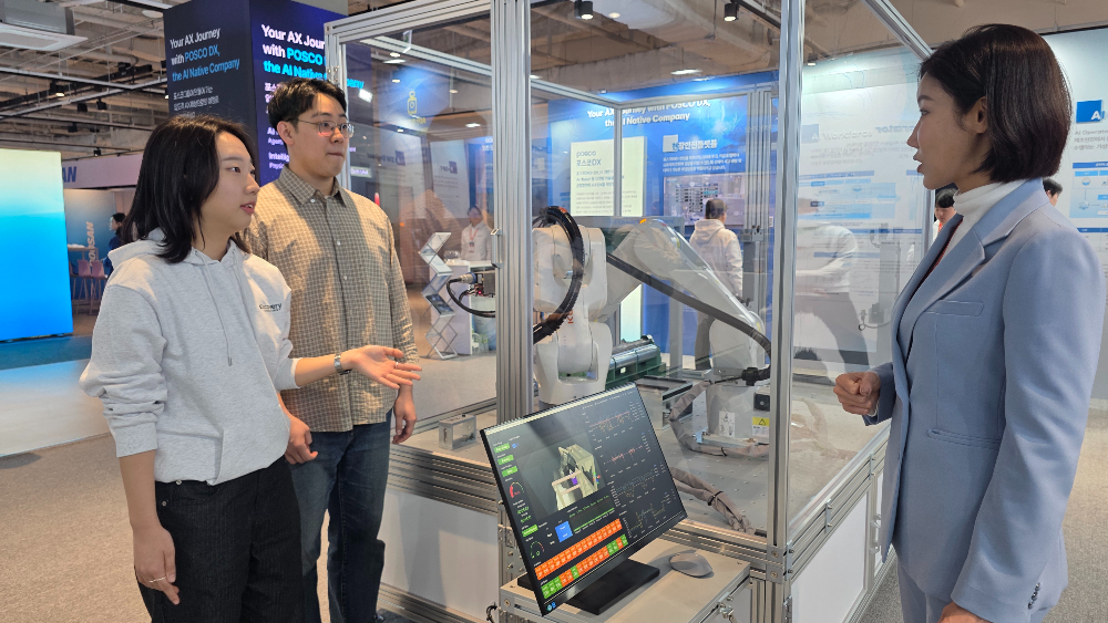 포스코DX AW2026 전시부스에서 관람객들이 로봇자동화 기술이 적용된 스케일브레이커 롤 교체 로봇 시연을 관람하고 있다.(사진=포스코DX)