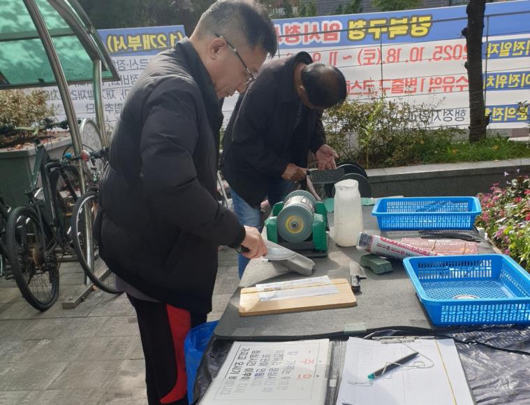 지난해 강북구 ‘찾아가는 우산 수리‧칼 갈이 사업’ 운영 모습