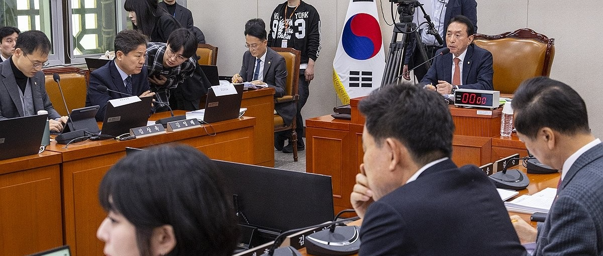 중동 사태 관련 재외 국민 대책 관련 질의하는 김석기 위원장(사진=연합뉴스)