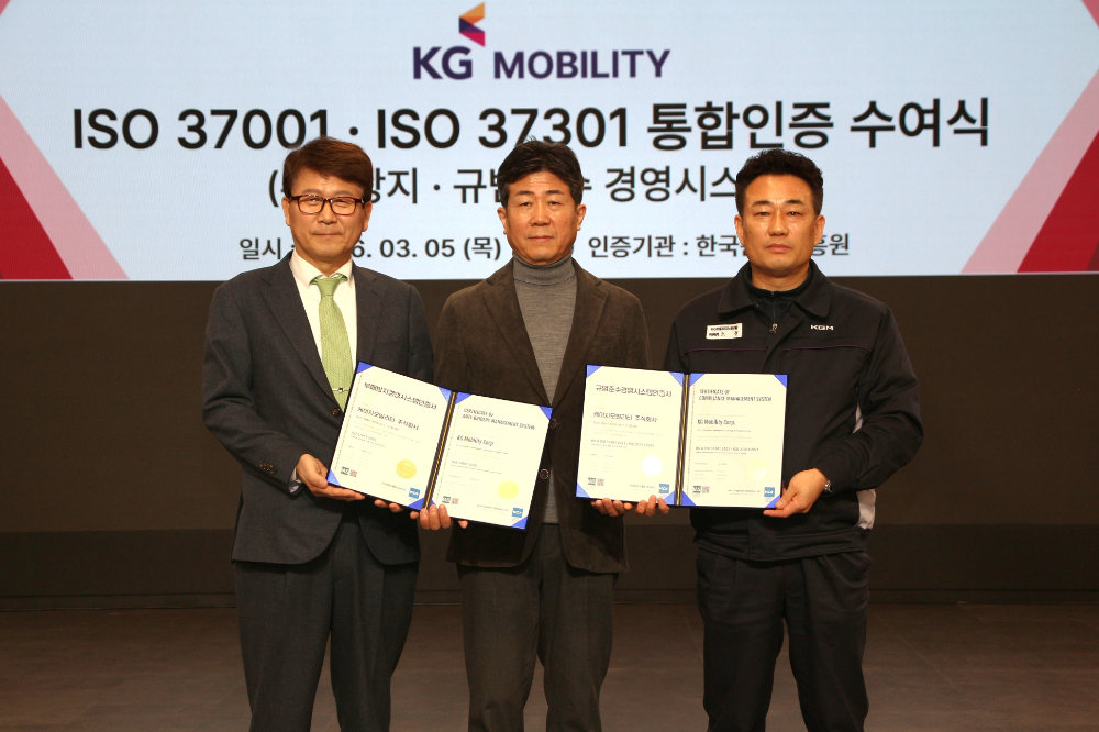 (왼쪽부터) 한국준법진흥원 이용기 원장, KGM 황기영 대표이사, 노철 노동조합 위원장.(사진=KGM)