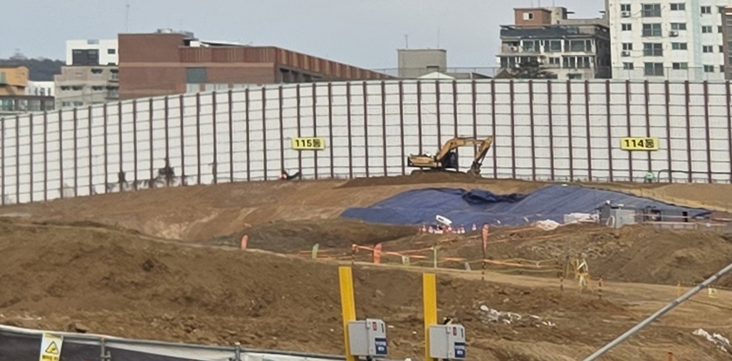 사진: 인천 시청 후문의 건물에서 바라본 한화, 공사 현장 물을 뿌리지 않고 불도저로 평지 작업을 하고 있다.