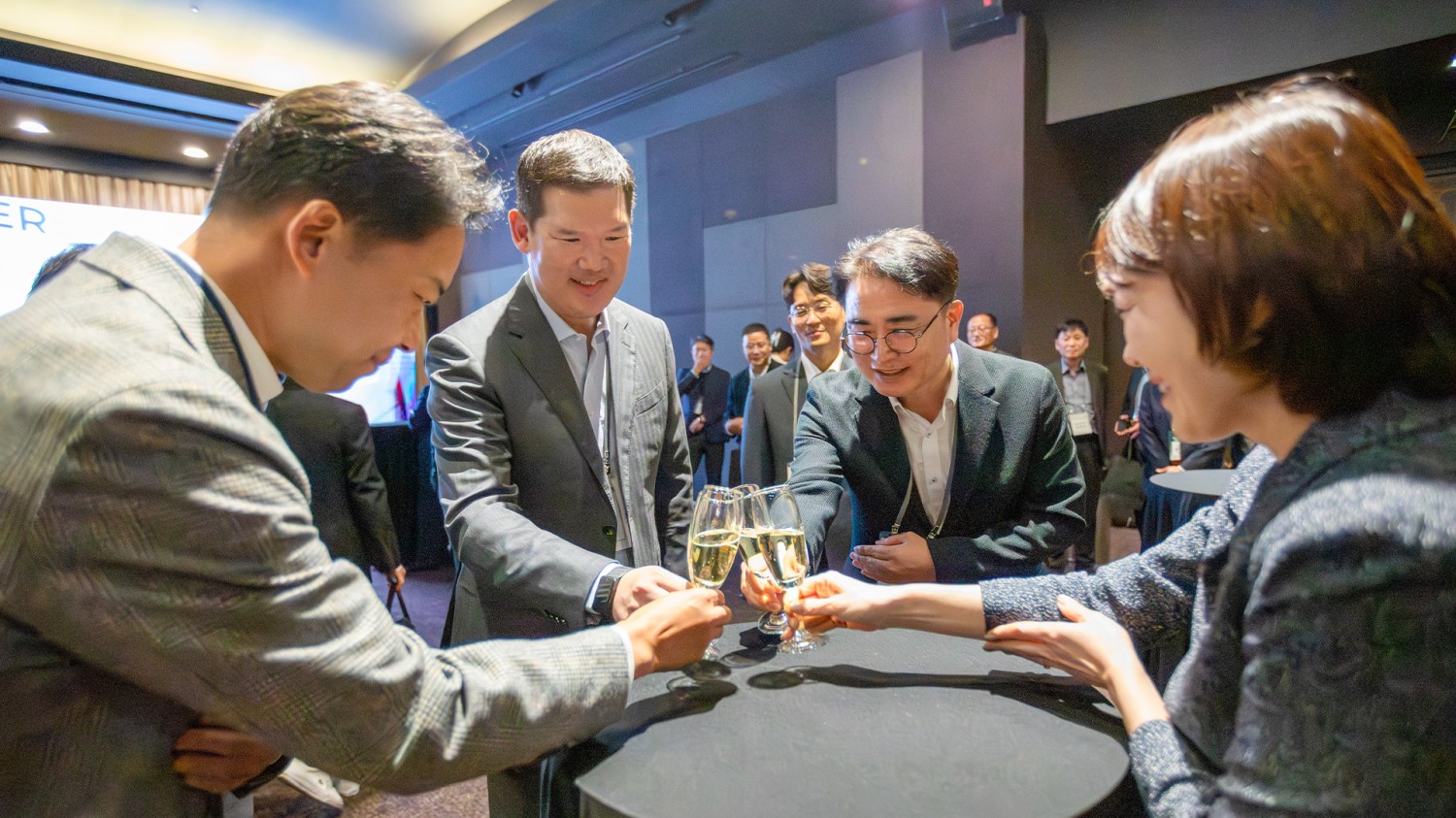 지난해 10월 진행된 GS건설 대표 상생협력행사인 ‘그랑 파트너스 피에스타’에서 허윤홍 GS건설 대표 (사진 왼쪽 두번째)와 협력사 대표들이 의견을 나누는 모습.(사진=GS건설)