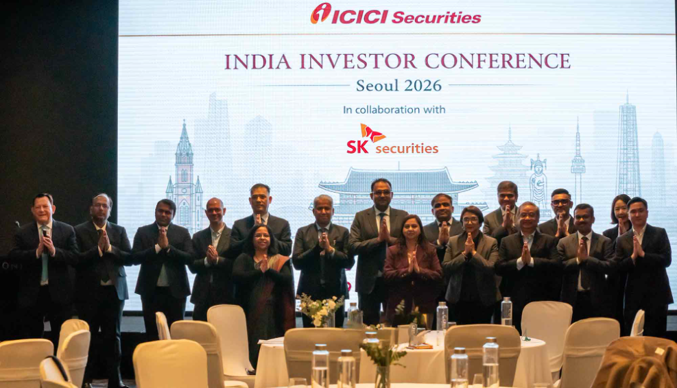 Investor Session 기념사진한정호 SK증권 글로벌사업부 대표(왼쪽에서 다섯번째)Santosh Pai ICICI Bank MNC 부문장(왼쪽에서 여섯번째)Nishi Kant Singh 주한 인도대사 차석대사(왼쪽에서 일곱번째)Abhinek Bhargava Corporate Strategy and IR 부문장(왼쪽에서 여덟번째)Jaideep Goswami ICICI Securities Equity 부문장(앞줄 오른쪽에서 세번째). 사진=SK증권