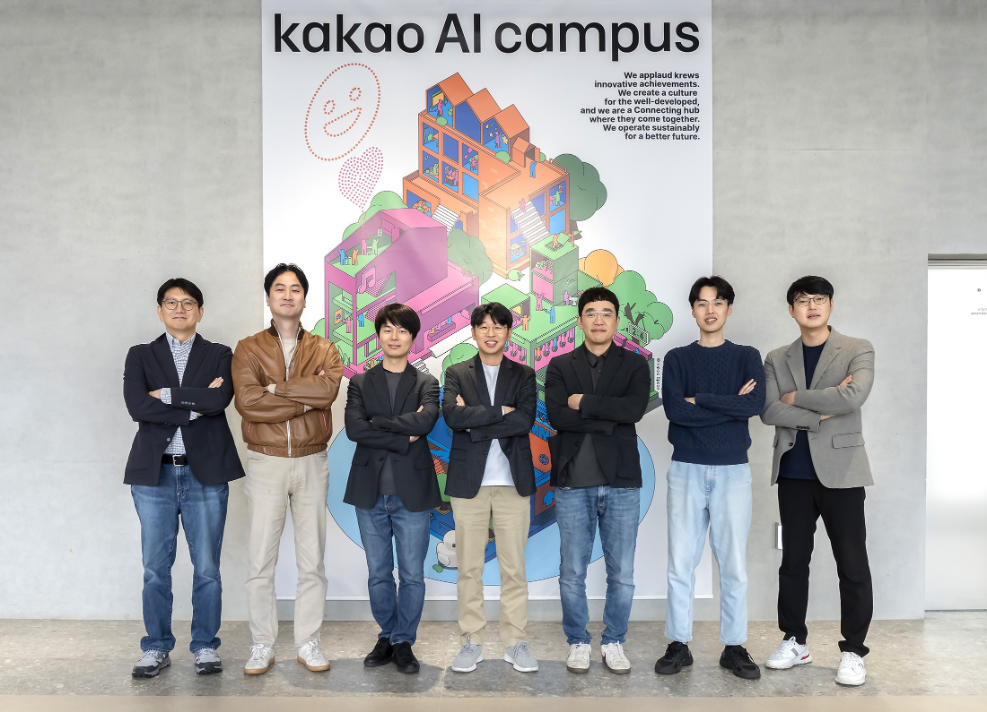 왼쪽부터 김세웅 카카오 AI 커뮤니케이션 성과리더, 장준혁 한양대학교 융합전자공학부 교수, 주한별 서울대학교 컴퓨터공학부 교수, 최종현 서울대학교 전기·정보공학부 교수, 신진우 KAIST ICT 석좌교수, 이주호 KAIST 김재철AI대학원 교수, 김승룡 KAIST 김재철AI대학원 교수. 사진=카카오