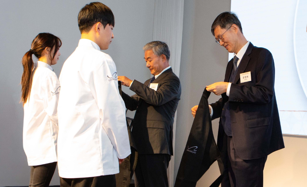 지난 10일(화) 평창 바랑재에서 진행된 바랑재드림키친 입학식에 문형배 전 헌법재판소 재판관과 홍봉성 라이나전성기재단 이사장이 참석해 참가 청년들에게 앞치마를 수여하고 있다. 사진=라이나생명