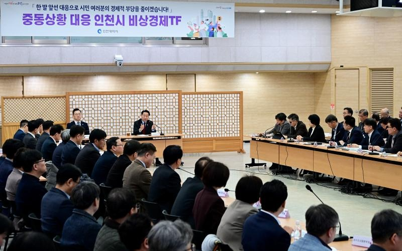 유정복 인천광역시장이 12일 시청 대회의실에서 열린 '2026년 3월 확대간부회의'에서 주요 시정 현안을 점검하고 있다. / 인천시