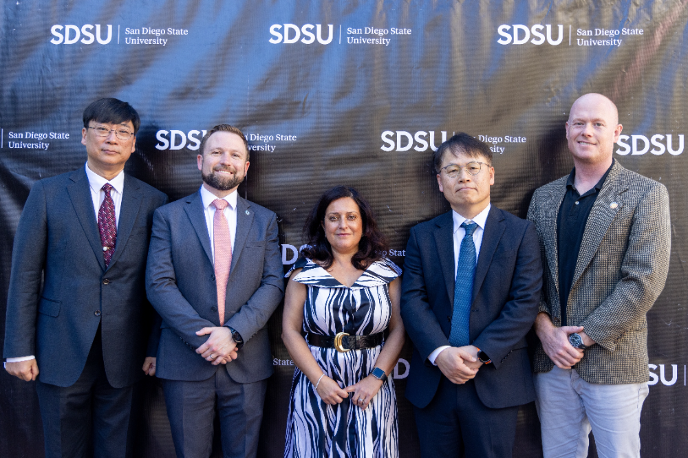 (왼쪽부터) 김현조 삼성중공업 연구소장 부사장, 벤 무어(Ben Moore) 샌디에이고시 글로벌 협력 최고 책임자, 하라 마다낫(Hala Madanat) SDSU 연구 혁신 부총장, 이왕근 삼성중공업 최고운영책임자와 존 아스테드(Jon Aasted) 샌디에이고시 인적자원부 공공행정석사가 연구센터 개소 기념사진을 촬영하고 있다.(사진=삼성중공업)