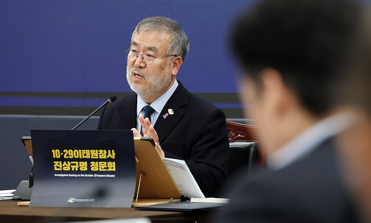 증인에게 질문하는 송기춘 위원장(사진=연합뉴스)