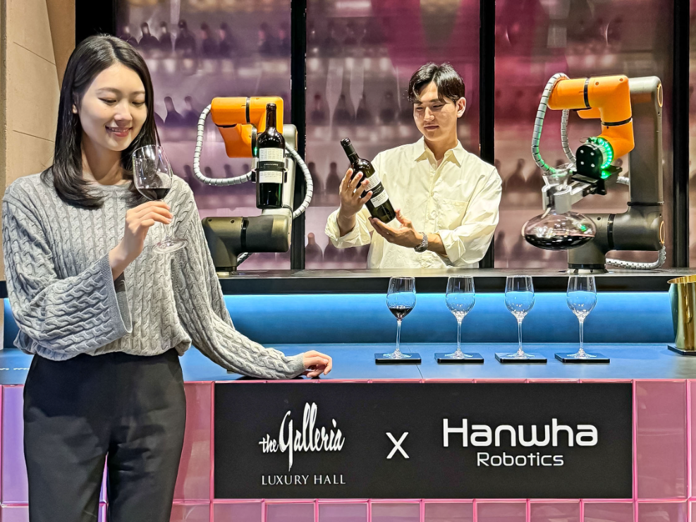 소믈리에의 모션을 학습해 브리딩을 하고 있는 로보틱스 협동로봇. 사진=한화갤러리아