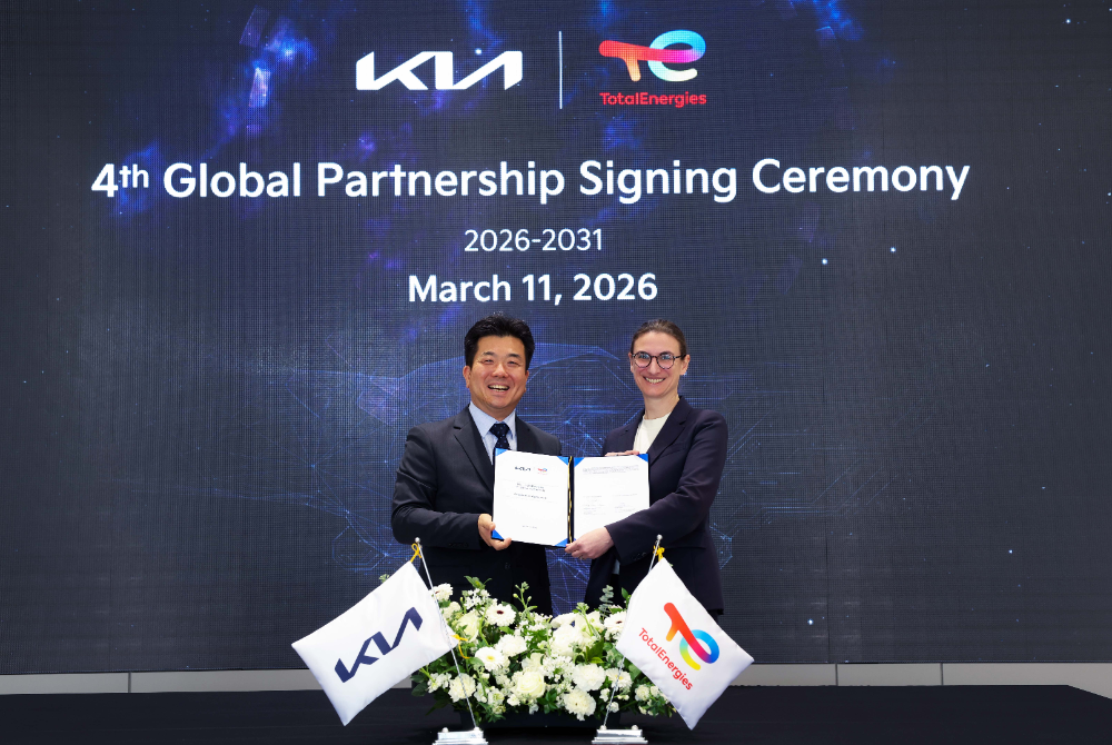 (왼쪽부터) 기아 황동환 오너십관리사업부장, 토탈에너지스 엘로디 루스(Elodie Luce) 자동차부문 부사장.(사진=기아)