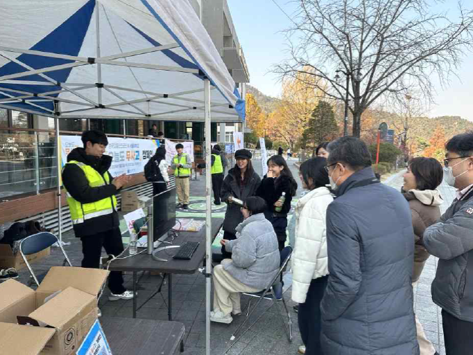 대학교 캠퍼스 내 도로 점검 및 교직원(담당자) 대상 교육, 교통안전 캠페인을 진행하고 있는 모습.(사진=TS)