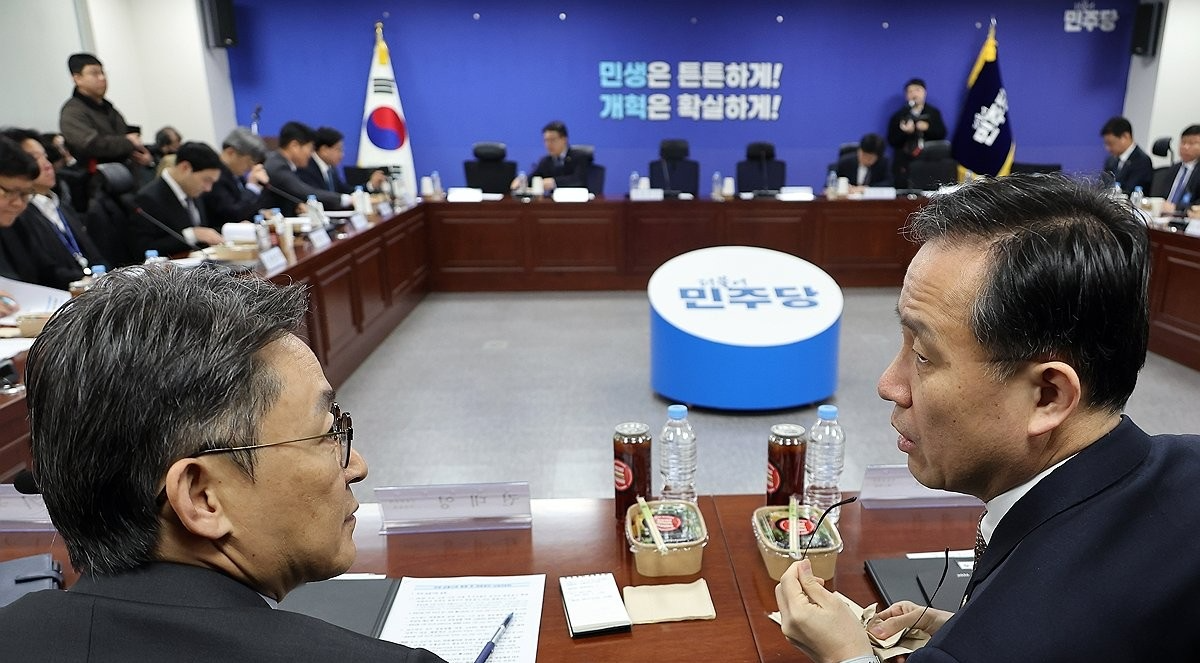 중동사태 경제 대응 TF, 얘기 나누는 이형일-권대영(사진=연합뉴스)