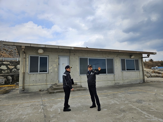 고리원전 경비함정 전진기지를 점검하고 있다.(제공=울산해경)