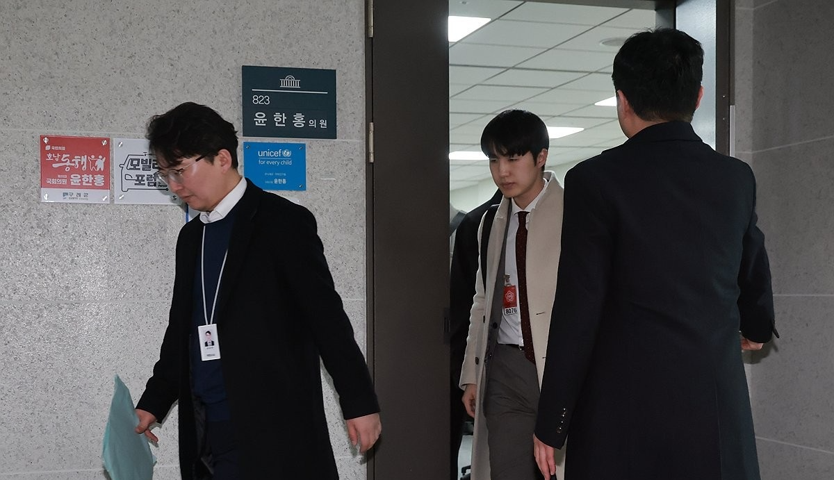 '관저 이전 의혹' 윤한홍 의원실 조사하는 특검팀(사진=연합뉴스)