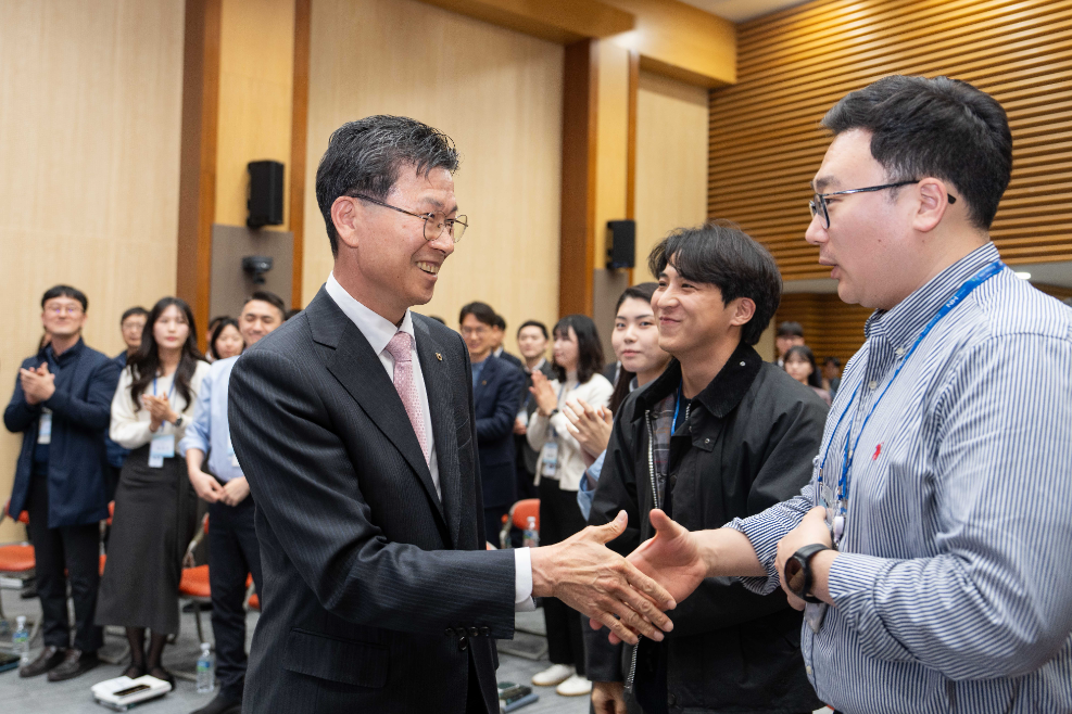 16일 서울 중구 본사에서 개최된 「NH변화선도 Speak-Up」 소통행사에 참석한 NH농협은행 강태영 은행장이 NH변화선도팀 직원들과 인사를 나누고 있다. 사진=NH농협은행