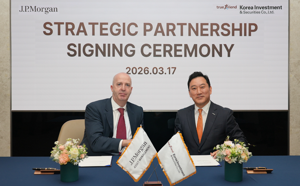 17일 서울 여의도 한국투자증권에서 열린 MOU 체결식에서 김성환 사장(오른쪽)과 댄 왓킨스(Dan Watkins) JP모간자산운용 아시아태평양 대표가 기념 사진을 촬영하고 있다. 사진=한국투자증권