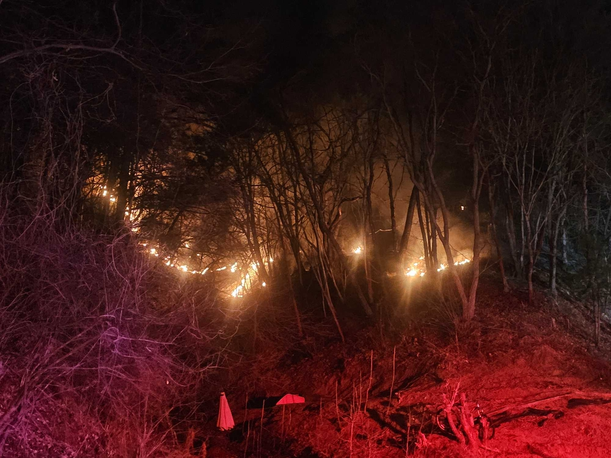 춘천 산불로 번진 컨테이너 화재(사진=연합뉴스)