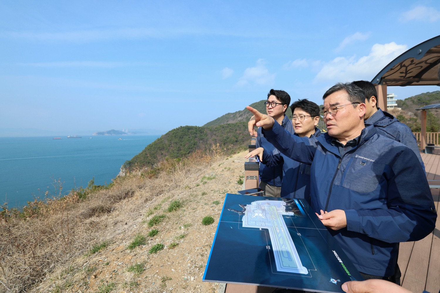 대우건설 김보현 대표이사(오른쪽 첫 번째)가 가덕도를 방문하여 공사 예정지 지형과 주변 환경을 살펴보고 있다.(사진=대우건설)