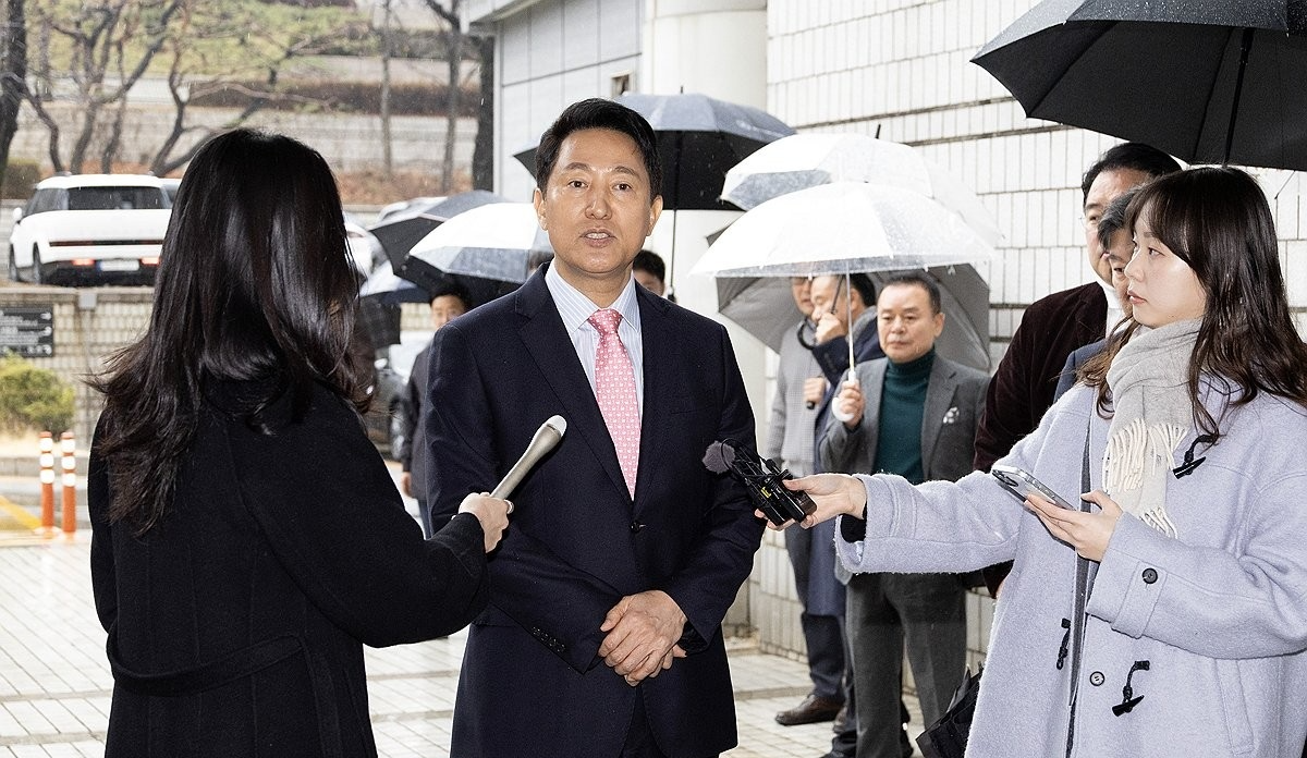 취재진 질문에 답하는 오세훈 시장(사진=연합뉴스)